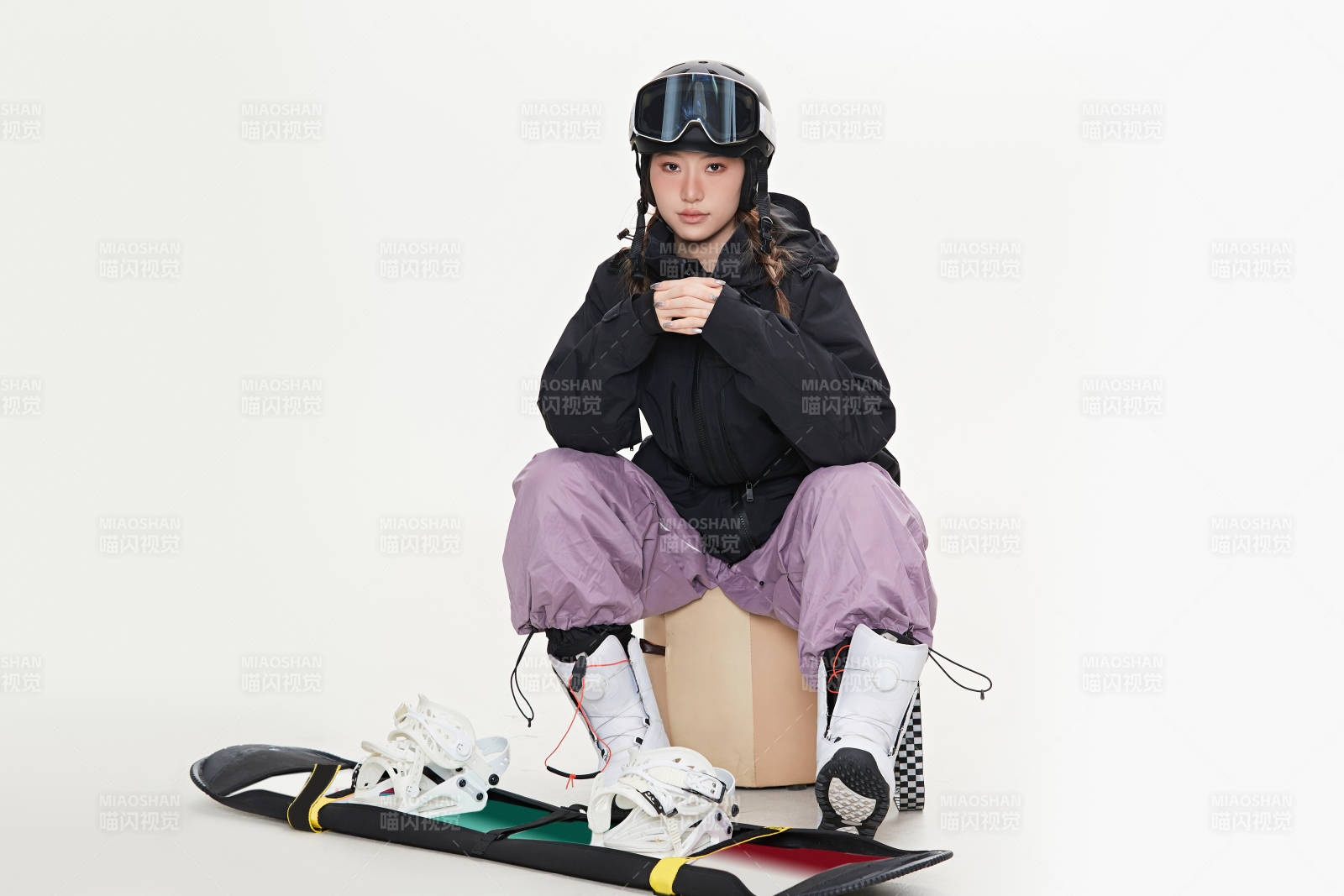 穿戴齐全单板滑雪装备的亚洲美女图片