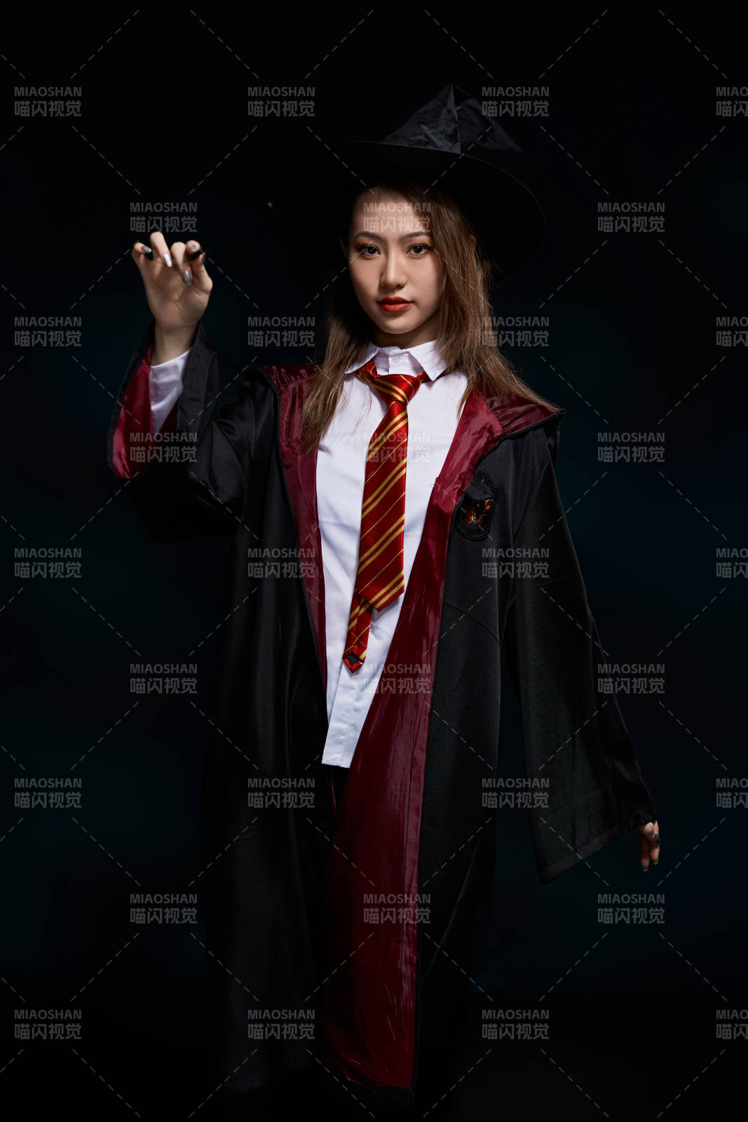 哈利波特角色扮演的亚洲美女图片