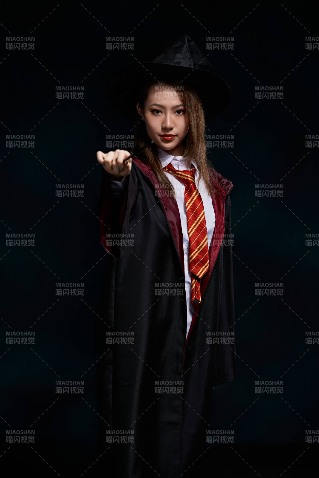 哈利波特角色扮演的亚洲美女图片