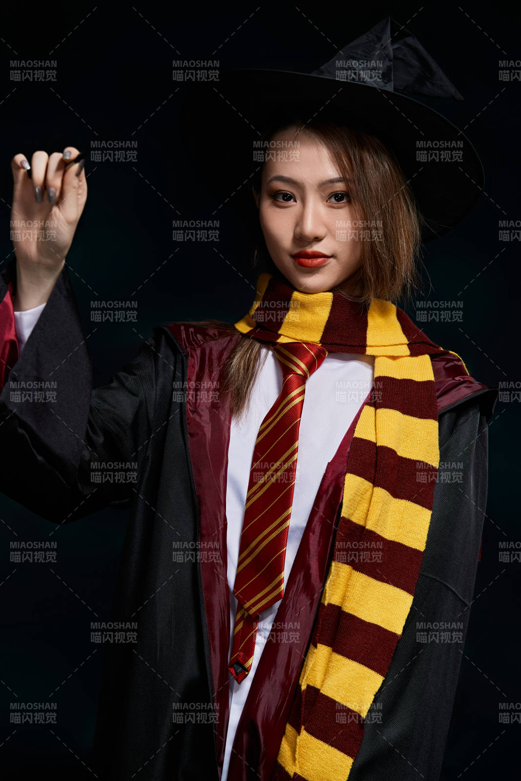 哈利波特角色扮演的亚洲美女图片