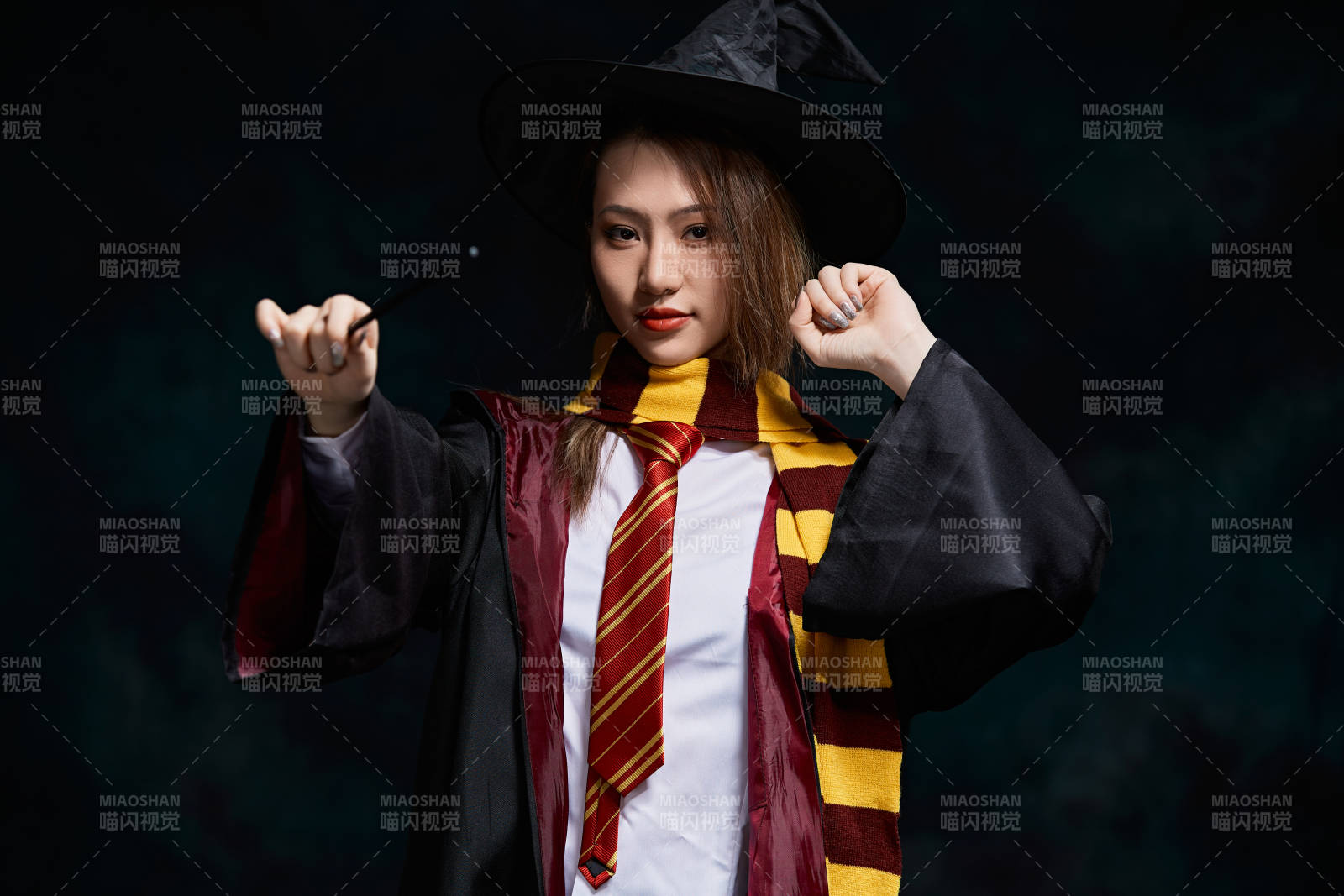 哈利波特角色扮演的亚洲美女图片