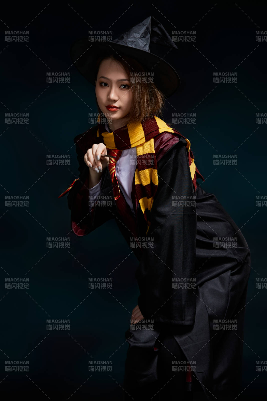 哈利波特角色扮演的亚洲美女图片