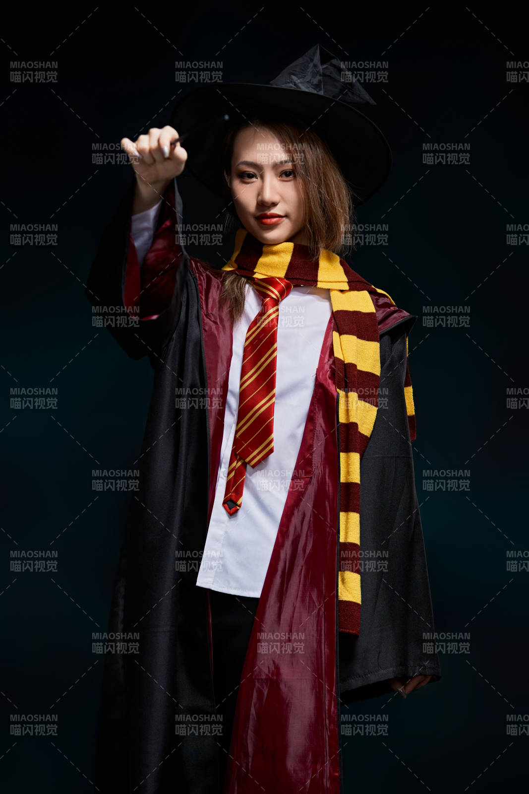 哈利波特角色扮演的亚洲美女图片