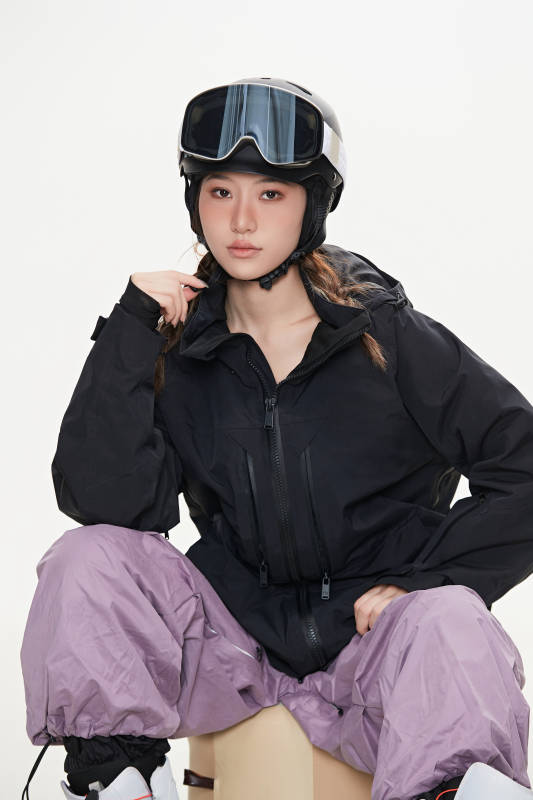 穿戴齐全单板滑雪装备的亚洲美女图片