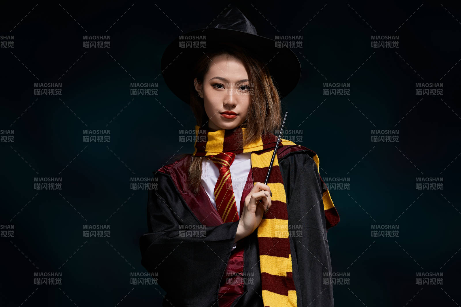 哈利波特角色扮演的亚洲美女图片