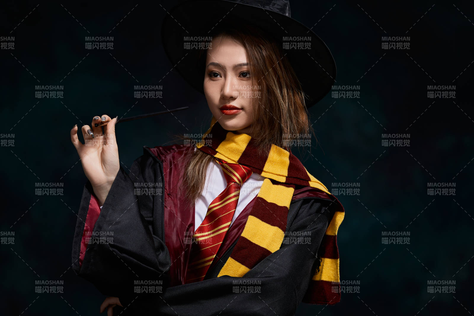 哈利波特角色扮演的亚洲美女图片