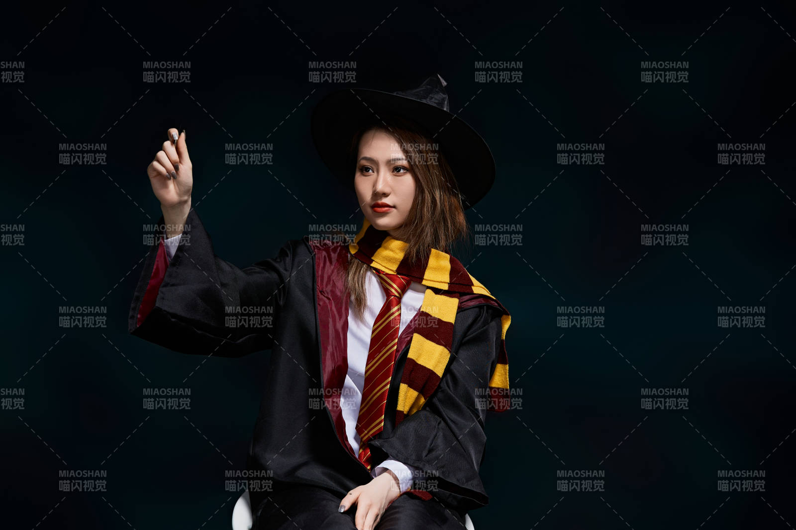 哈利波特角色扮演的亚洲美女图片