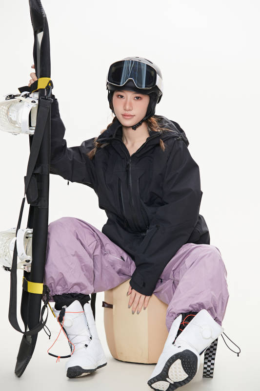 穿戴齐全单板滑雪装备的亚洲美女图片