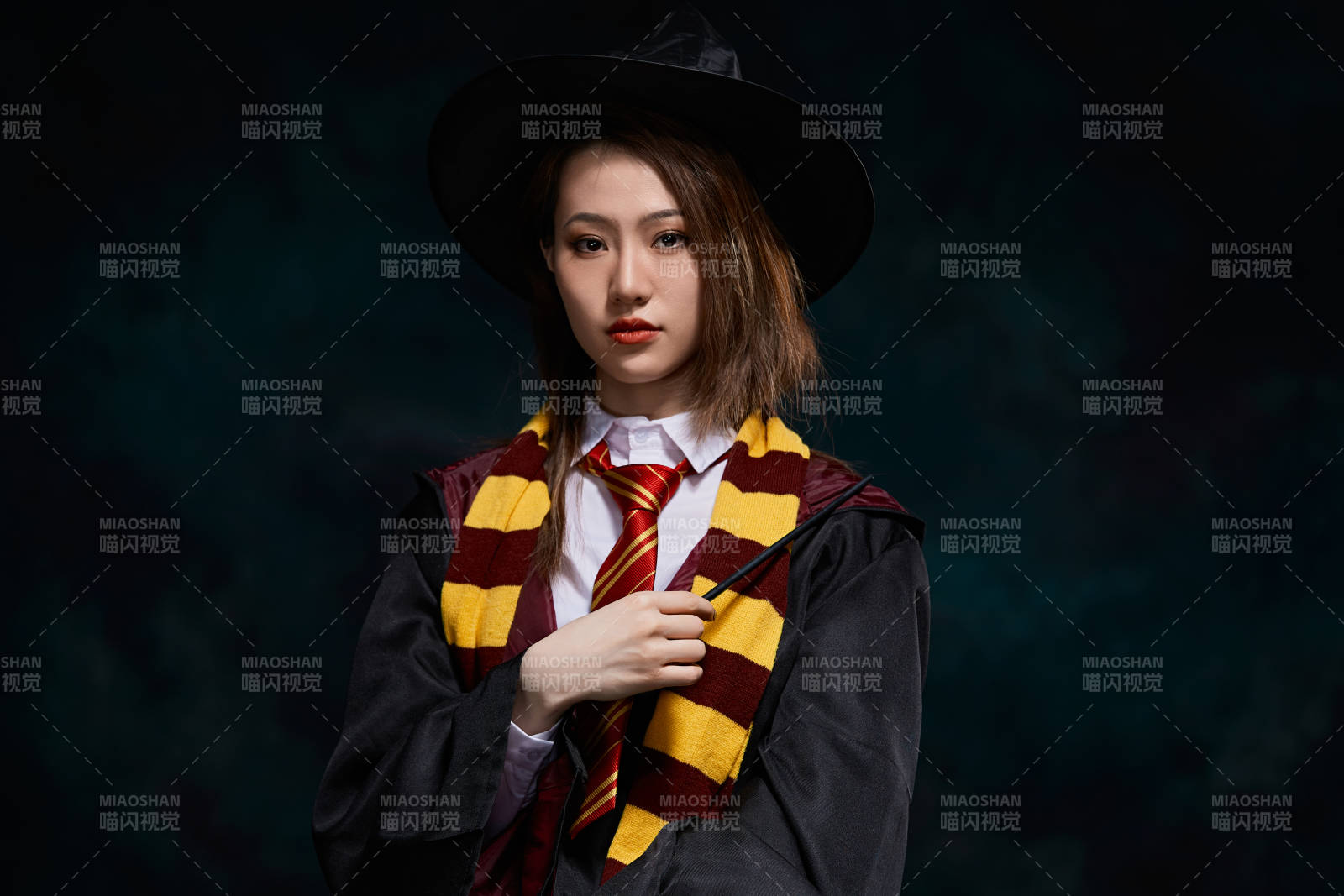 哈利波特角色扮演的亚洲美女图片