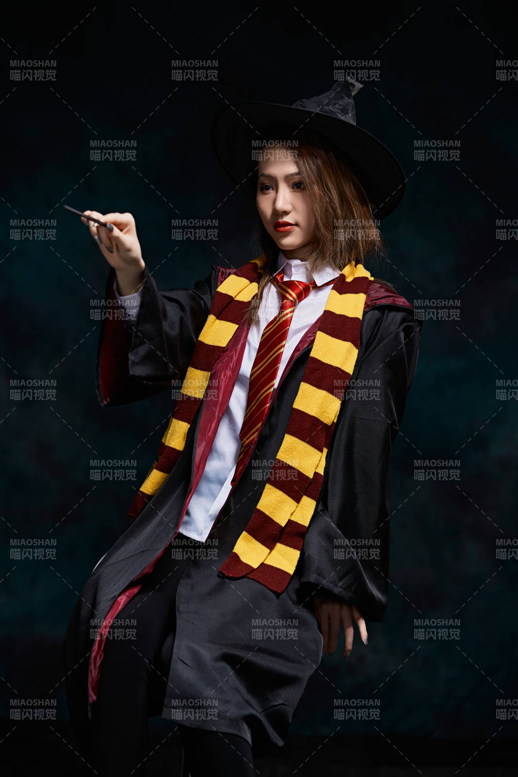 哈利波特角色扮演的亚洲美女图片