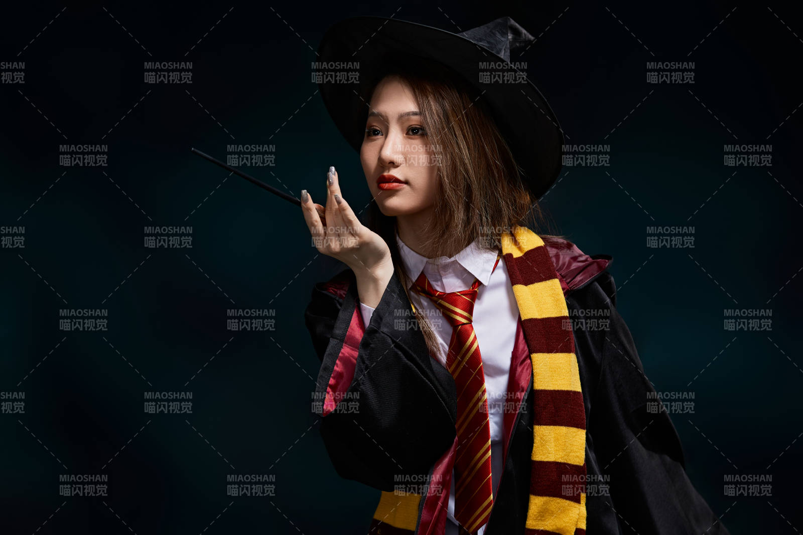 哈利波特角色扮演的亚洲美女图片