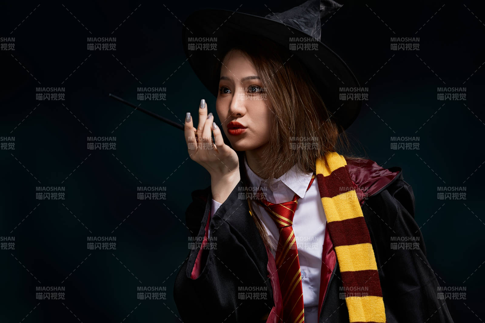 哈利波特角色扮演的亚洲美女图片