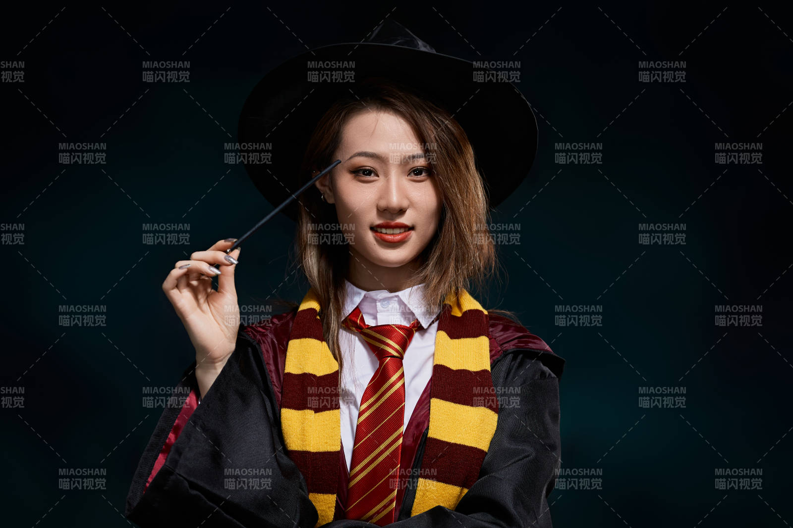 哈利波特角色扮演的亚洲美女图片