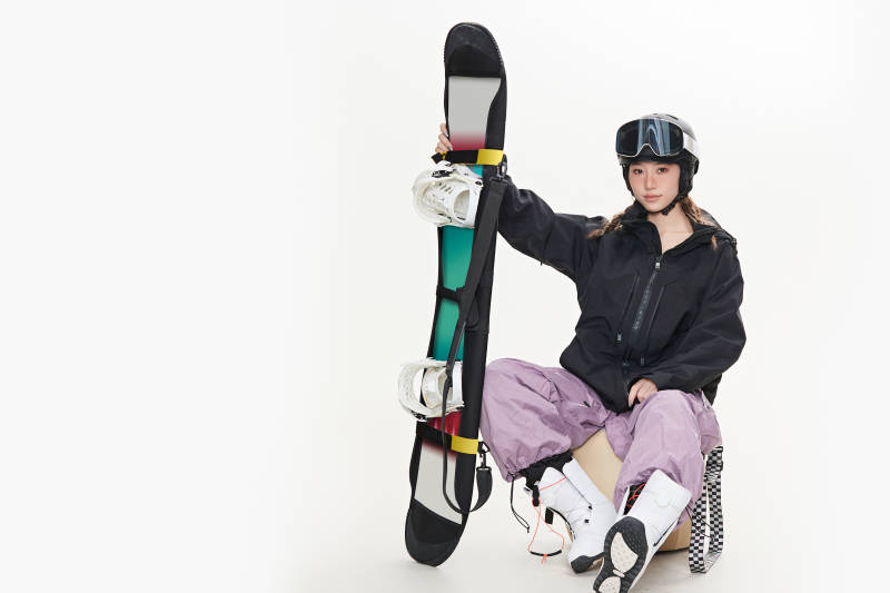 穿戴齐全单板滑雪装备的亚洲美女图片