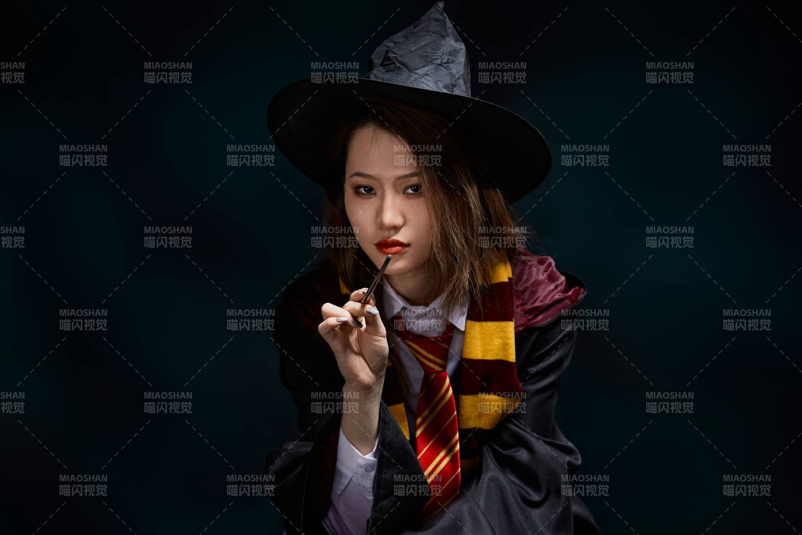 哈利波特角色扮演的亚洲美女图片