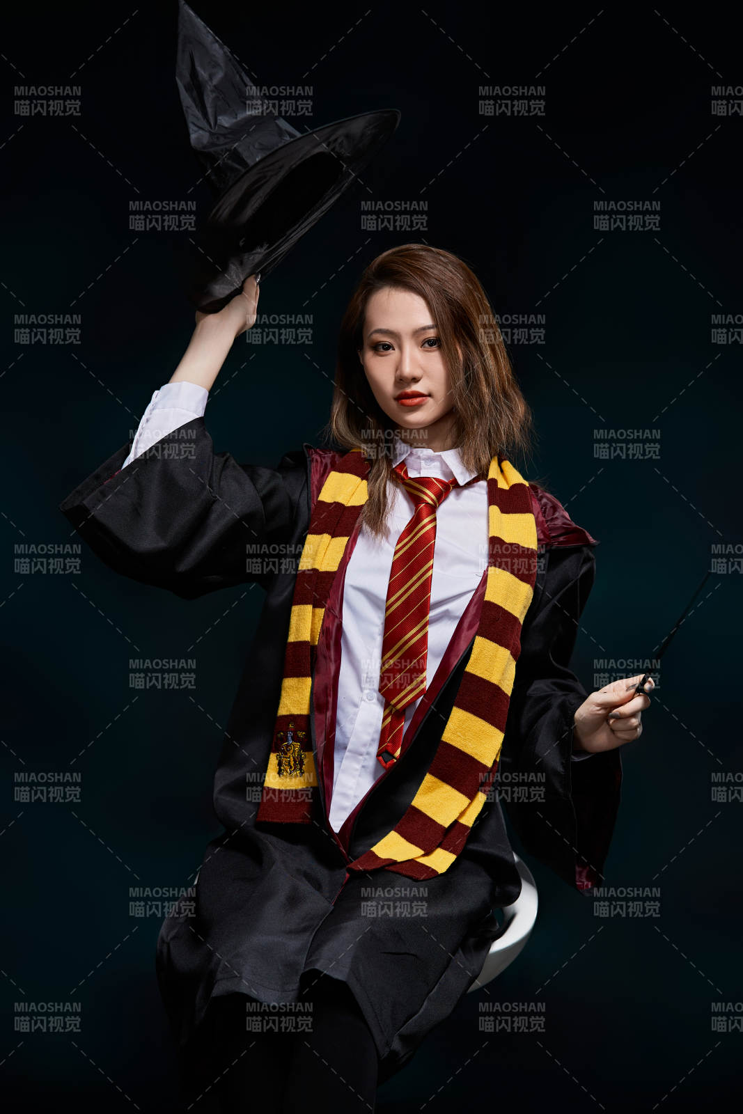 哈利波特角色扮演的亚洲美女图片