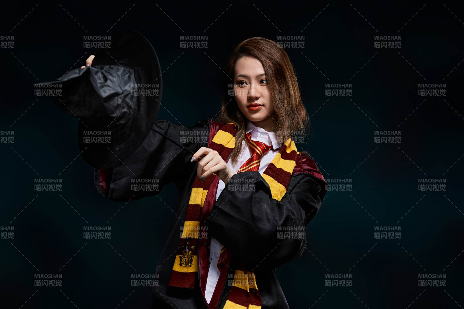 哈利波特角色扮演的亚洲美女图片