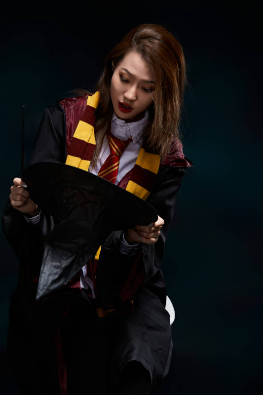 哈利波特角色扮演的亚洲美女图片