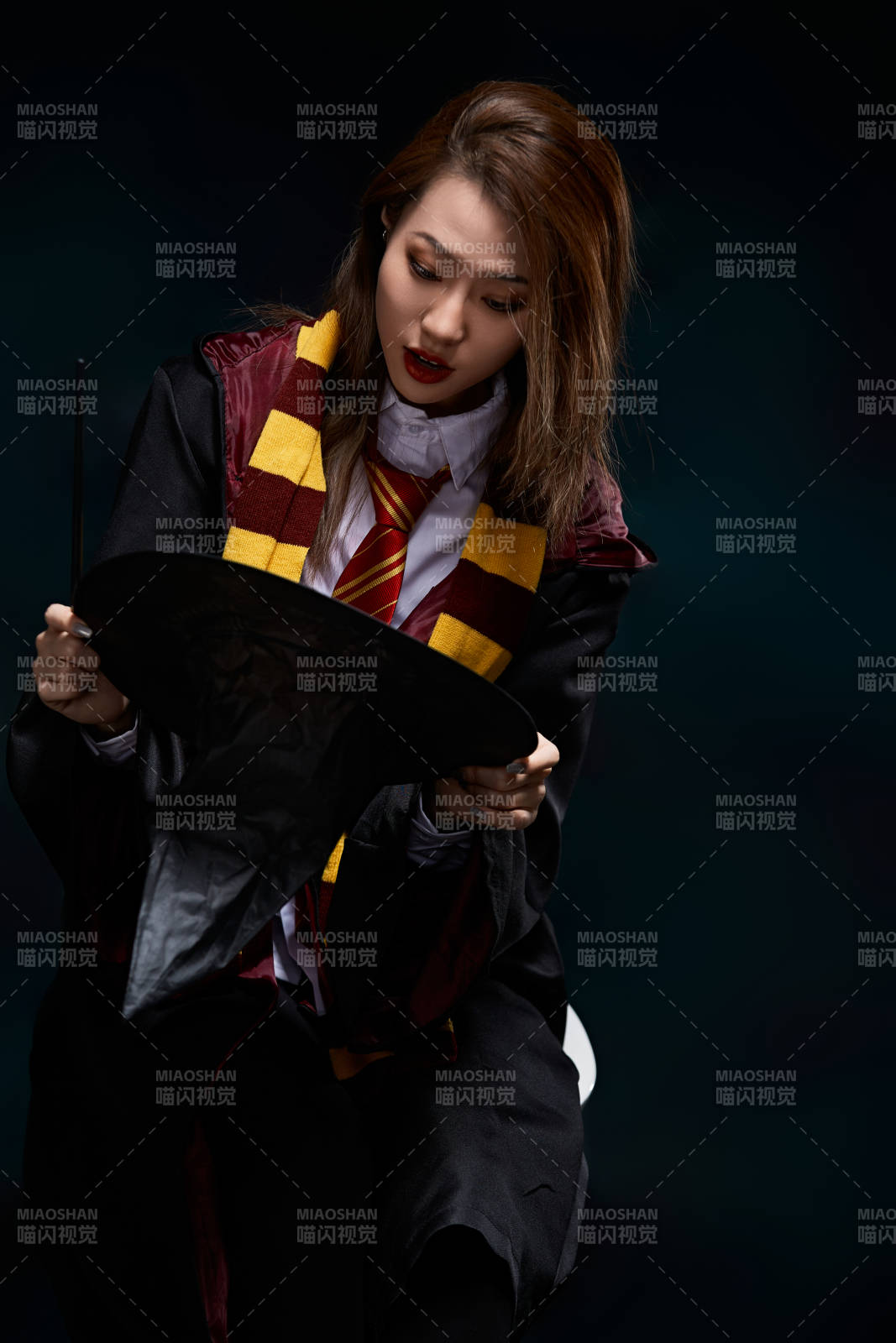 哈利波特角色扮演的亚洲美女图片