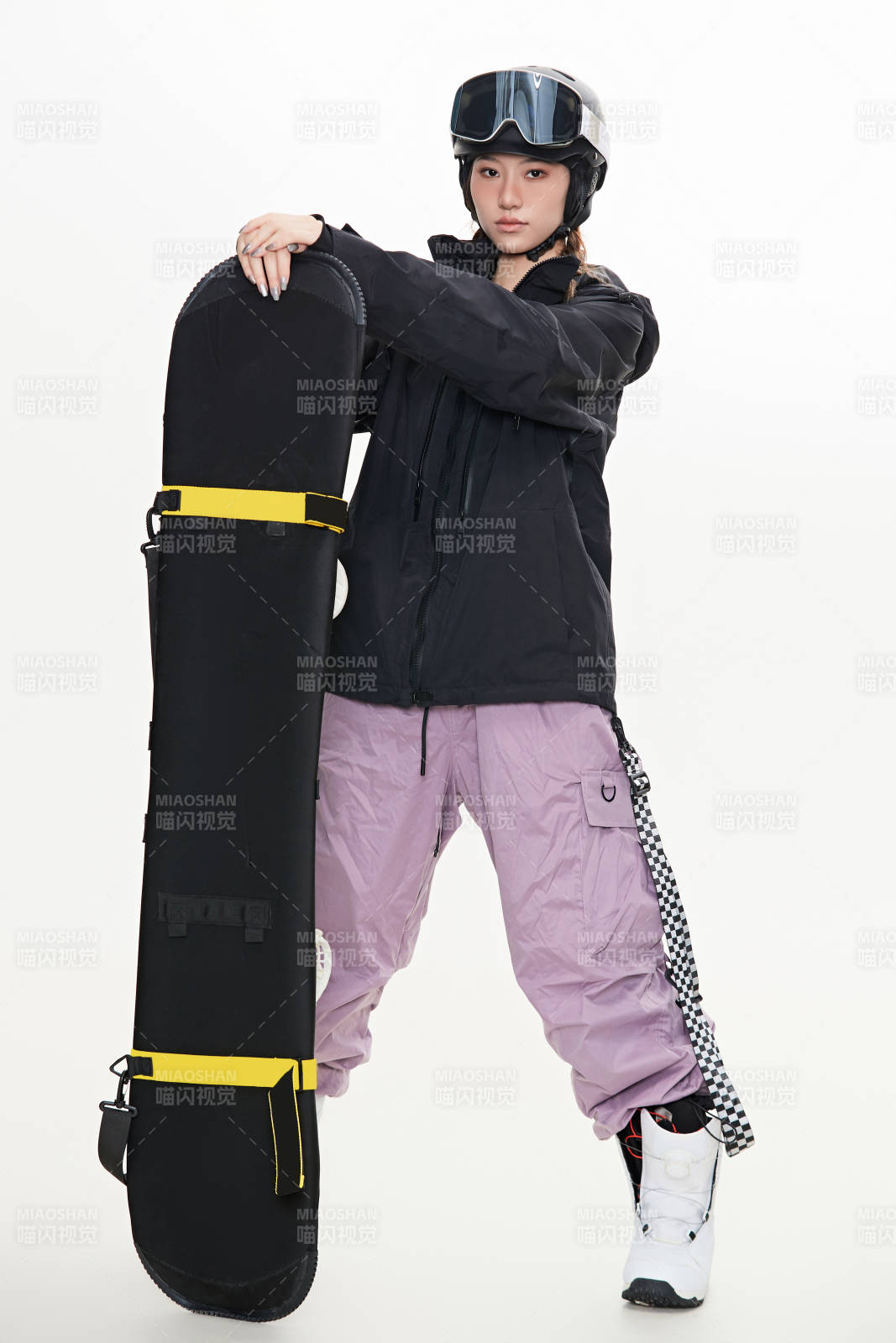 穿戴齐全单板滑雪装备的亚洲美女图片