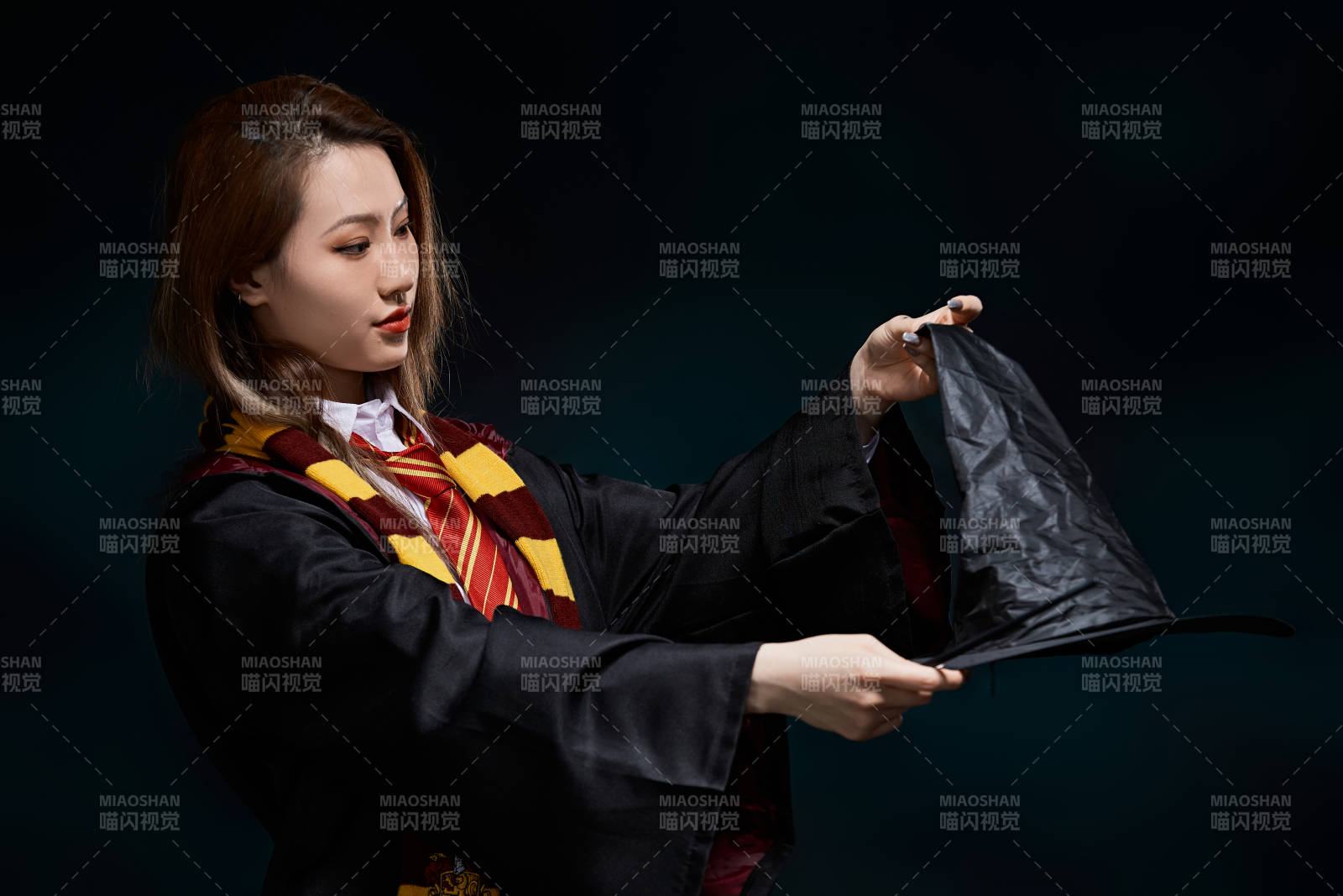 哈利波特角色扮演的亚洲美女图片