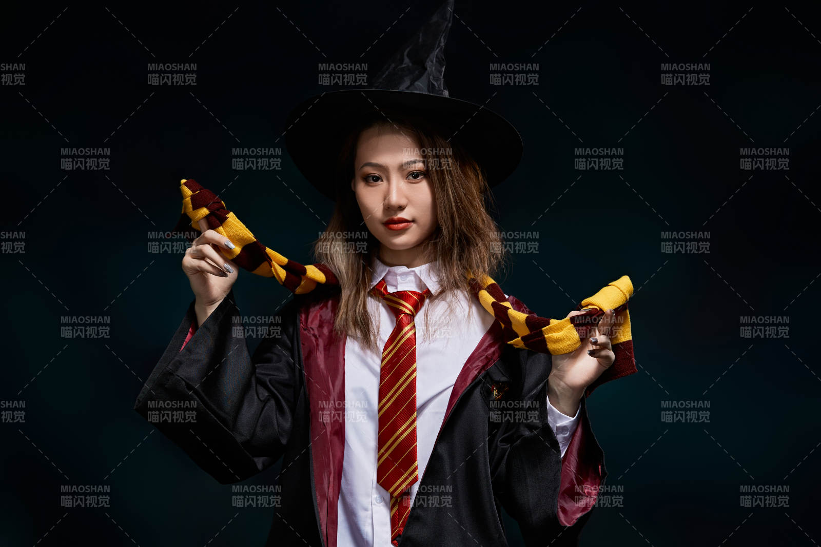 哈利波特角色扮演的亚洲美女图片