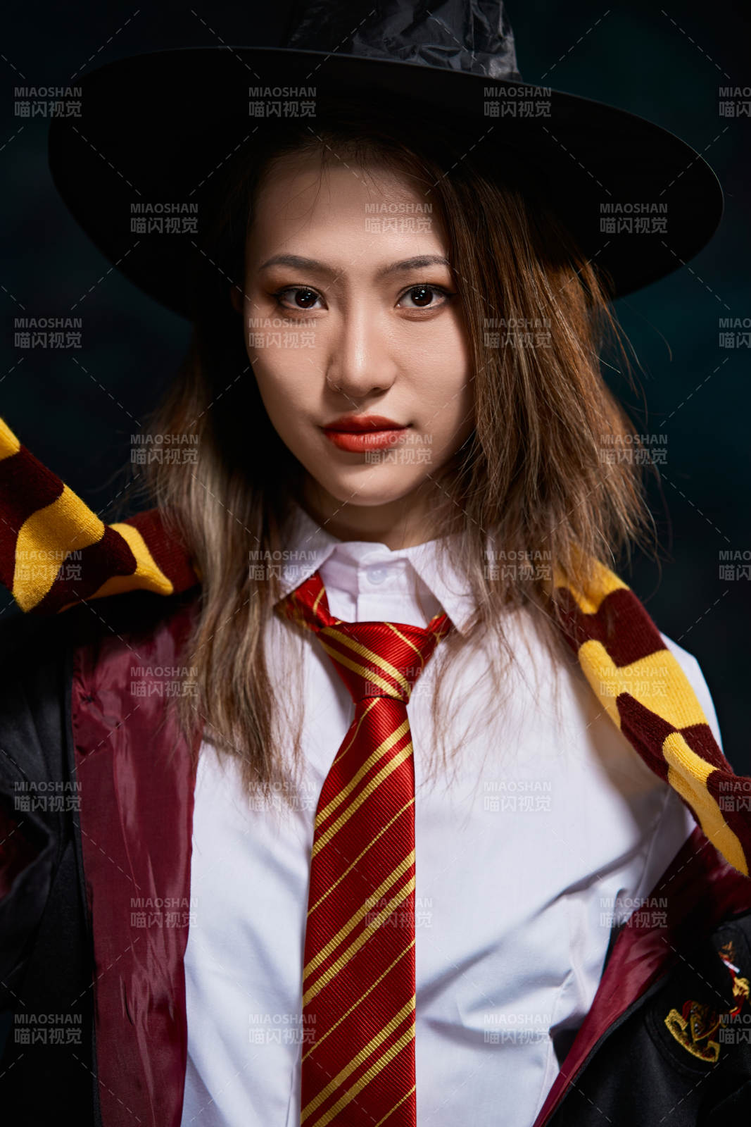 哈利波特角色扮演的亚洲美女图片