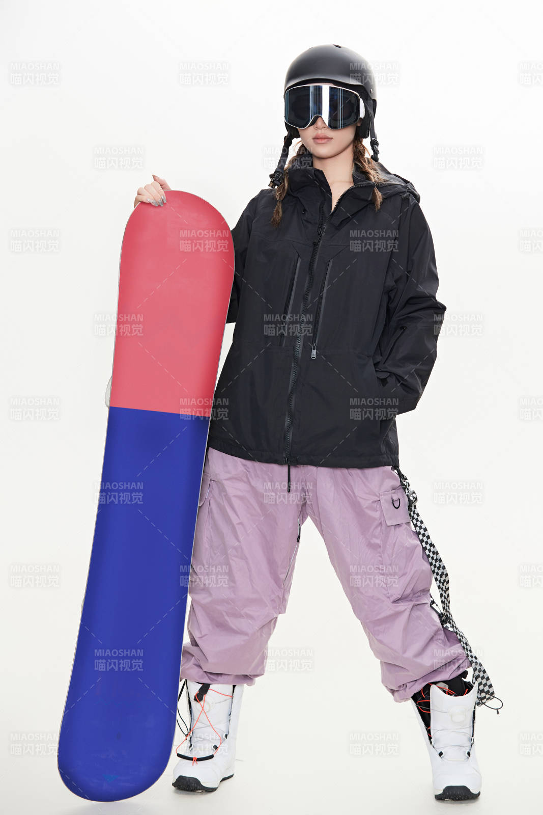 穿戴齐全单板滑雪装备的亚洲美女图片