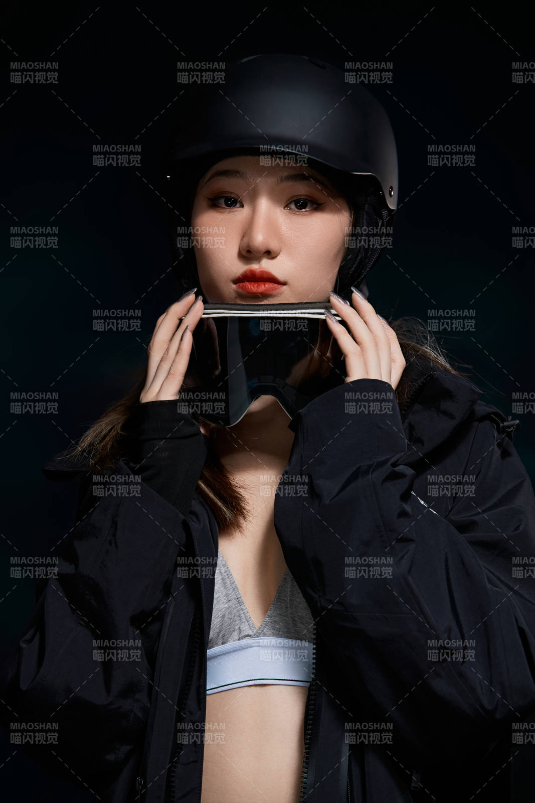 穿戴齐全单板滑雪装备的亚洲美女图片