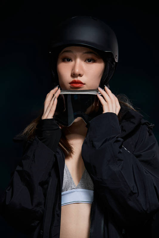 穿戴齐全单板滑雪装备的亚洲美女图片