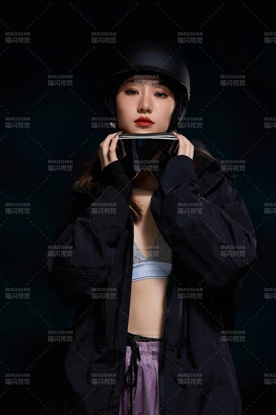 穿戴齐全单板滑雪装备的亚洲美女图片