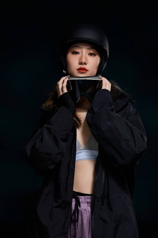 穿戴齐全单板滑雪装备的亚洲美女图片