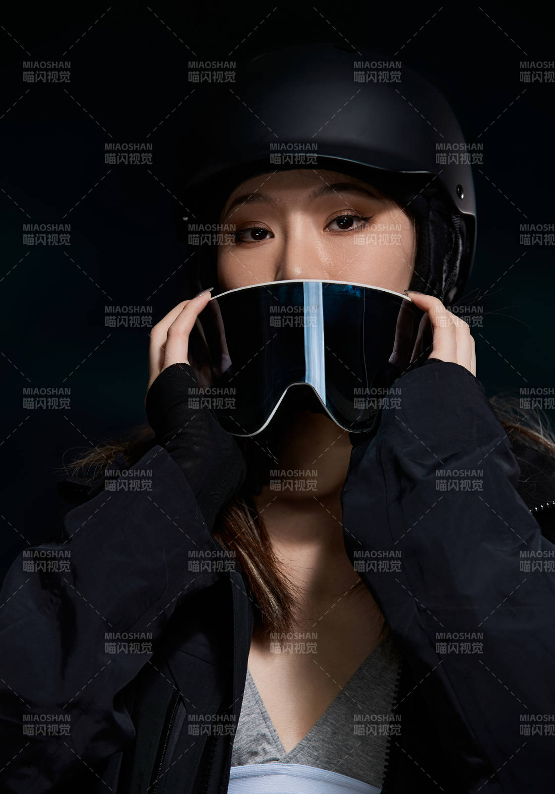 穿戴齐全单板滑雪装备的亚洲美女图片