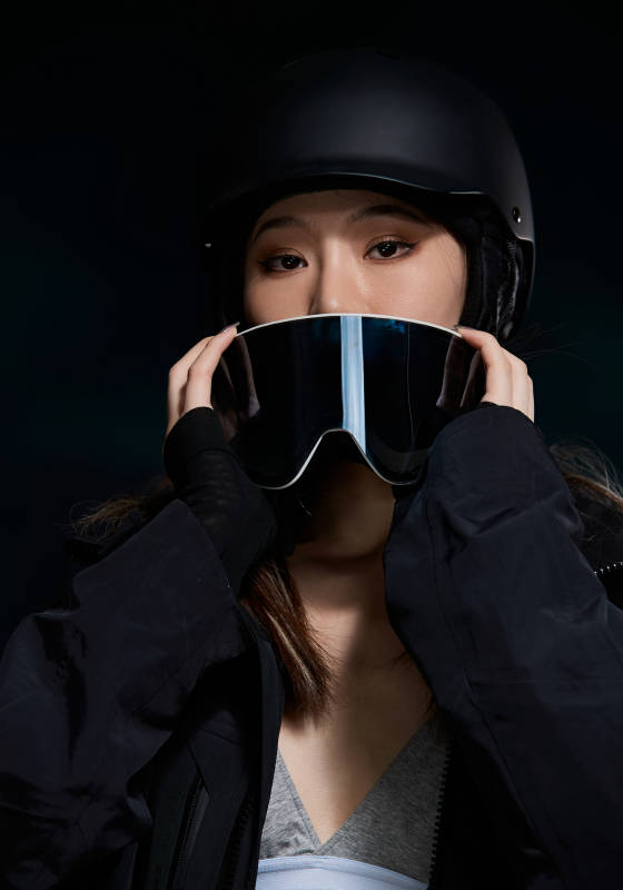 穿戴齐全单板滑雪装备的亚洲美女图片