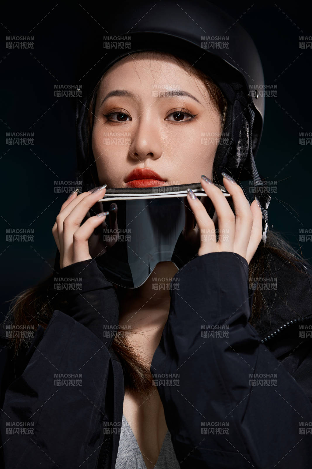 穿戴齐全单板滑雪装备的亚洲美女图片