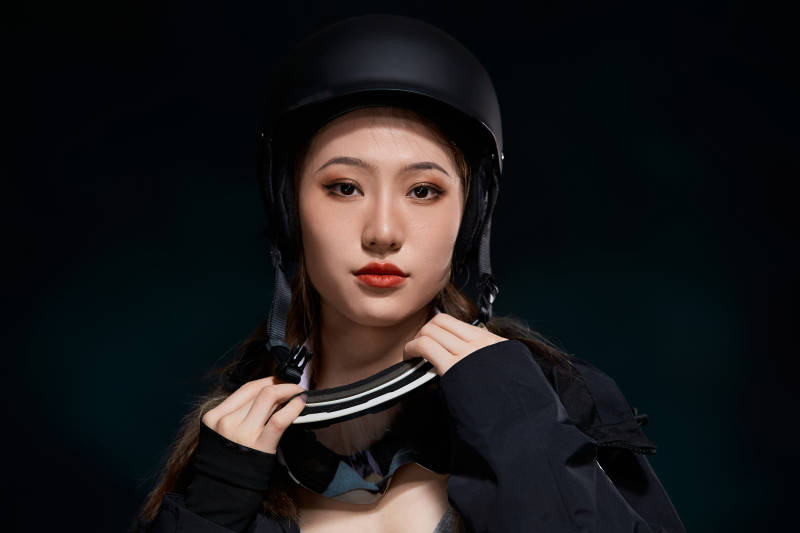 穿戴齐全单板滑雪装备的亚洲美女图片