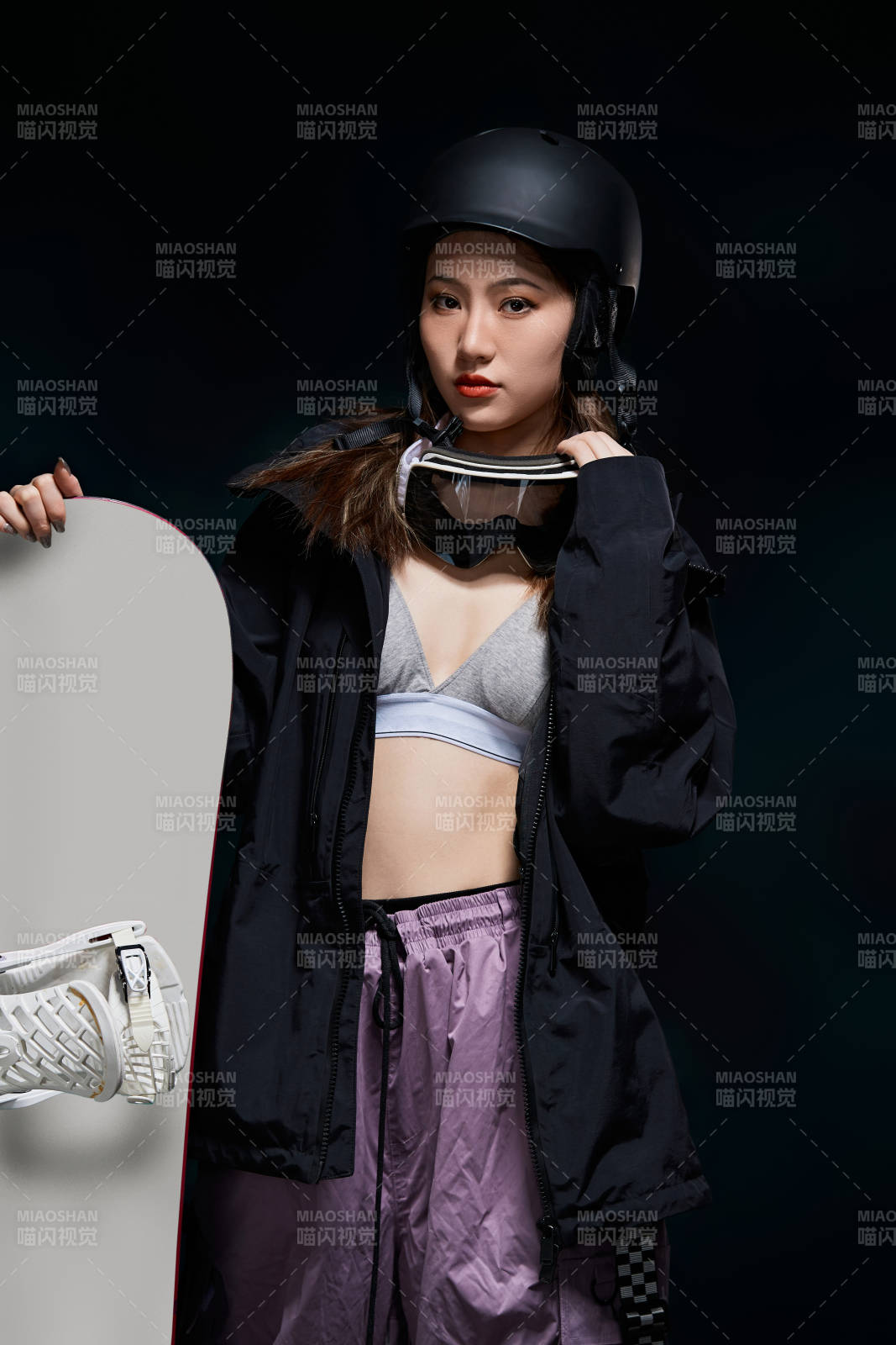 穿戴齐全单板滑雪装备的亚洲美女图片