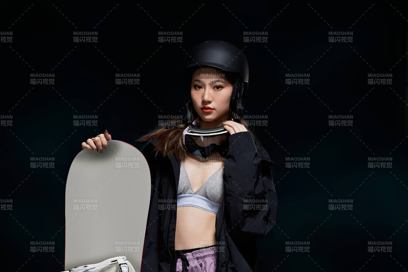 穿戴齐全单板滑雪装备的亚洲美女图片