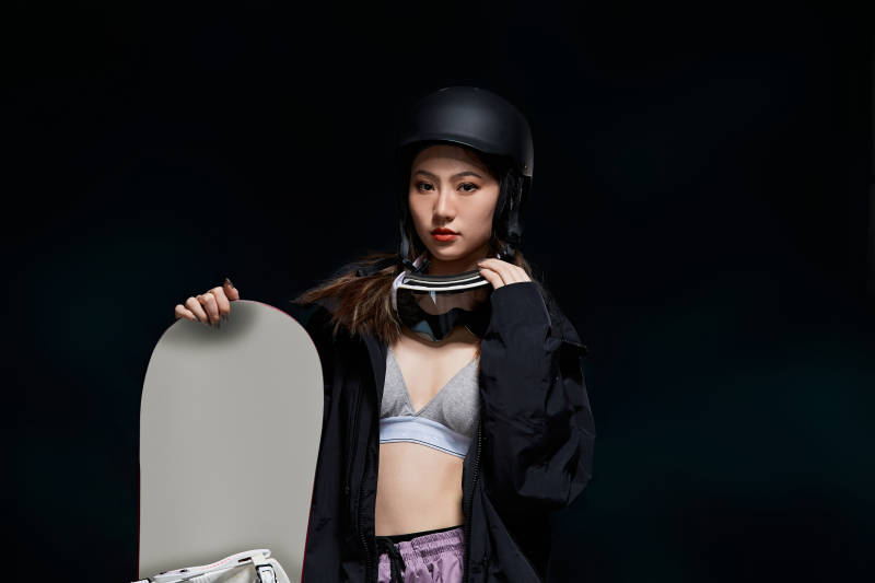 穿戴齐全单板滑雪装备的亚洲美女图片