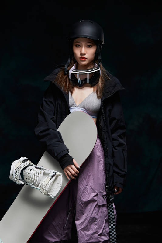 穿戴齐全单板滑雪装备的亚洲美女图片
