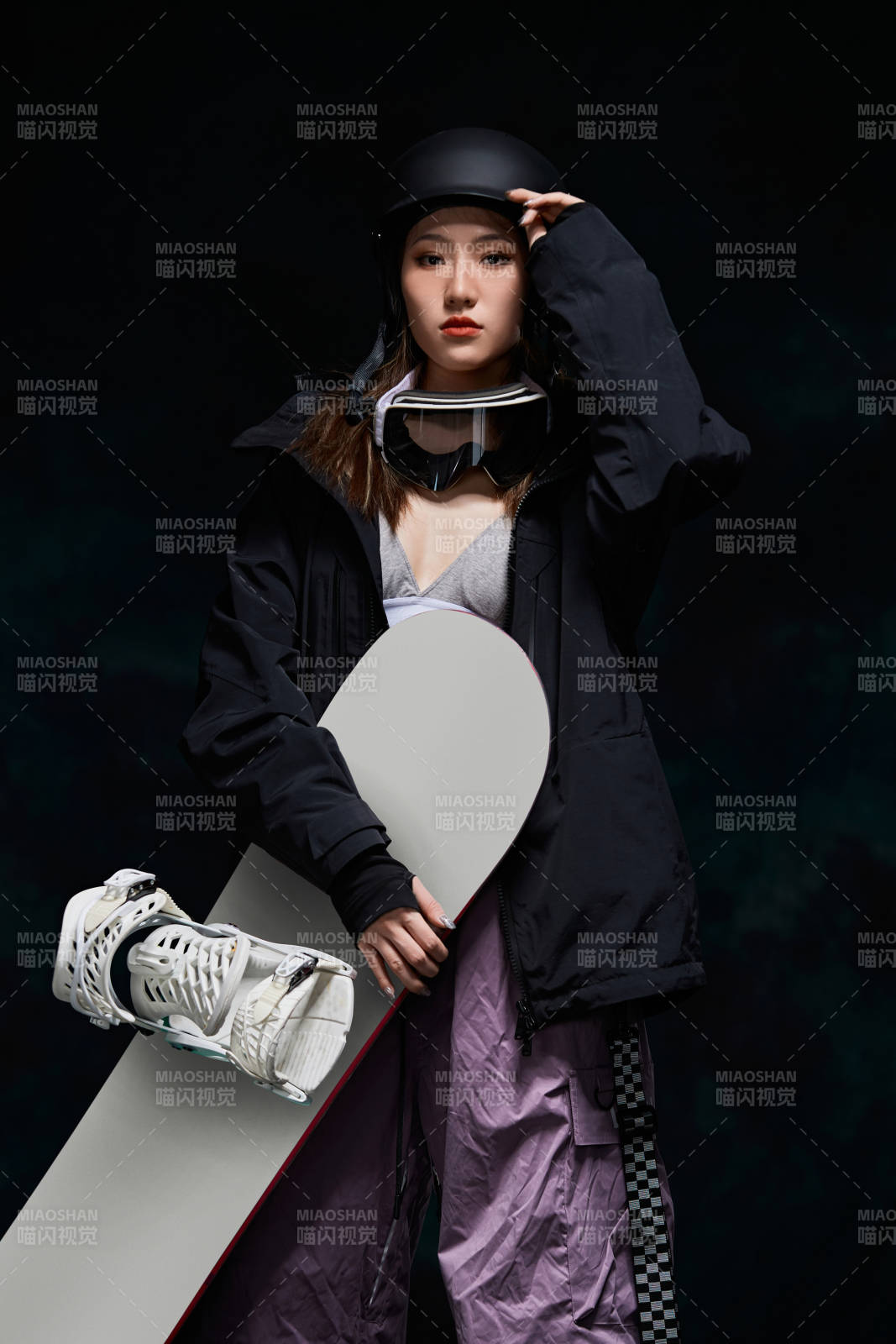 穿戴齐全单板滑雪装备的亚洲美女图片