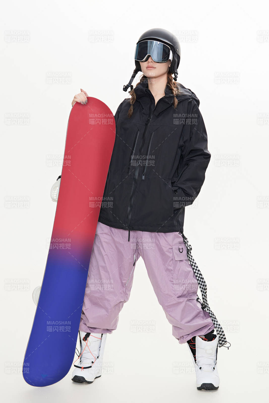 穿戴齐全单板滑雪装备的亚洲美女图片