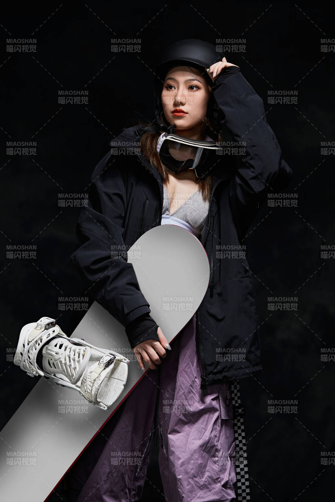 穿戴齐全单板滑雪装备的亚洲美女图片