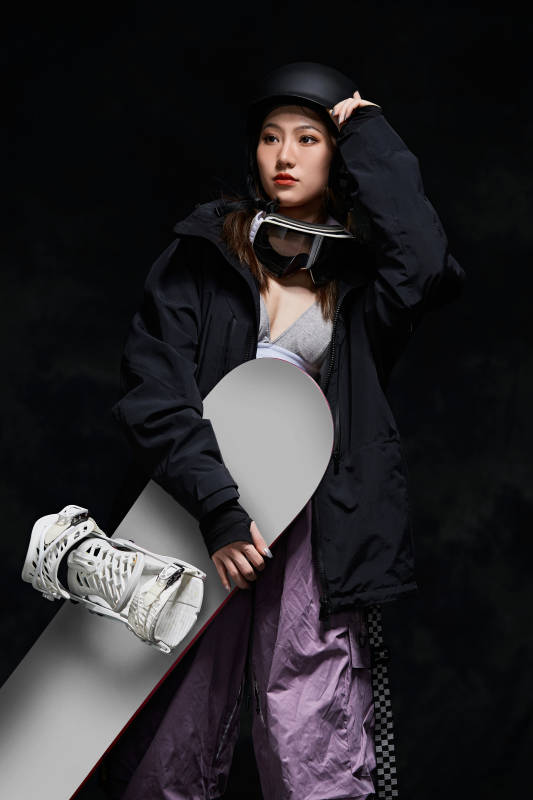 穿戴齐全单板滑雪装备的亚洲美女图片