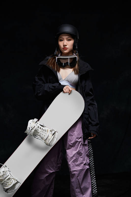 穿戴齐全单板滑雪装备的亚洲美女图片