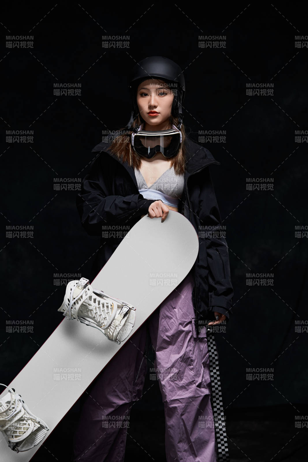 穿戴齐全单板滑雪装备的亚洲美女图片