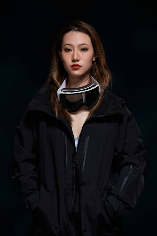 穿戴齐全单板滑雪装备的亚洲美女图片