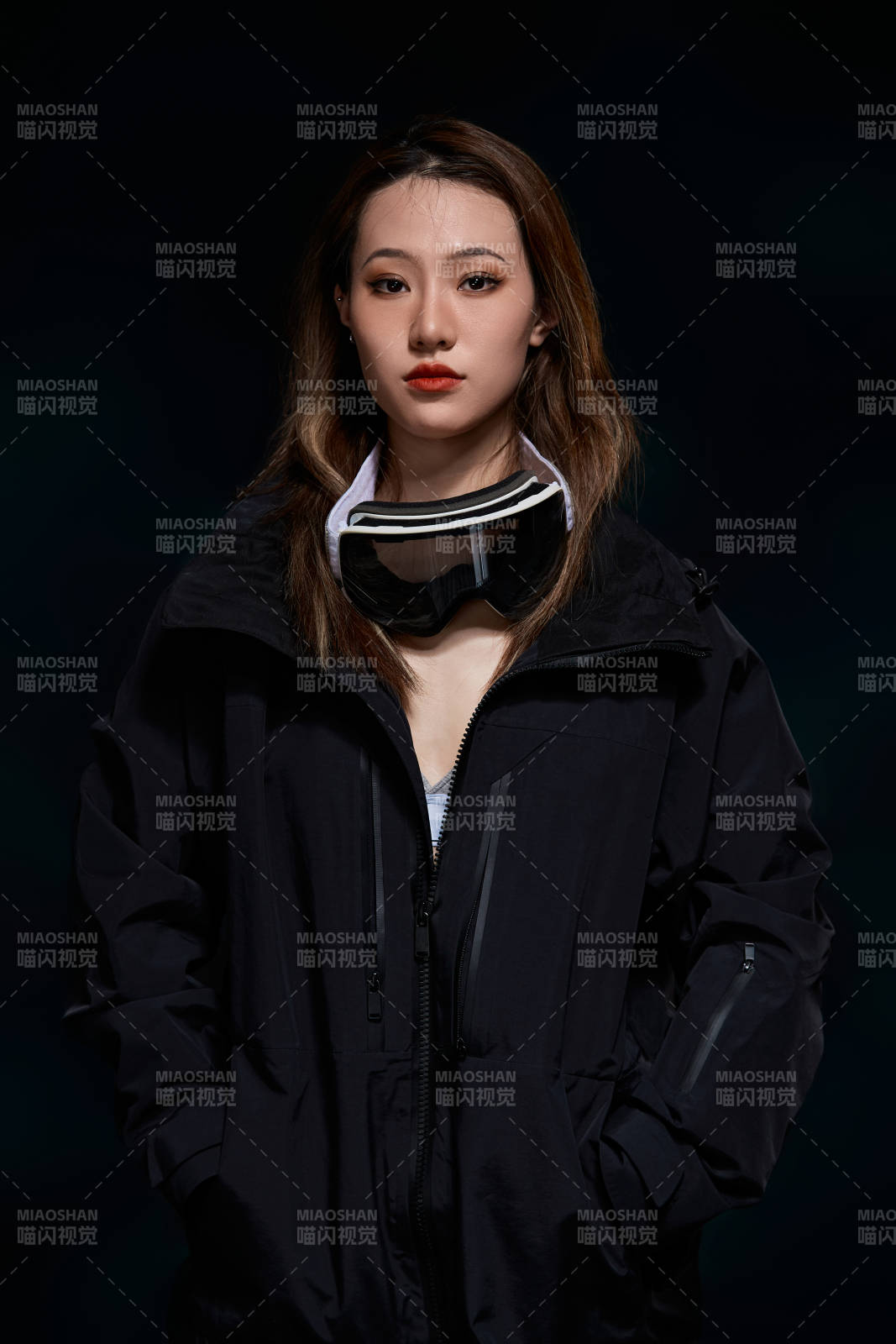 穿戴齐全单板滑雪装备的亚洲美女图片