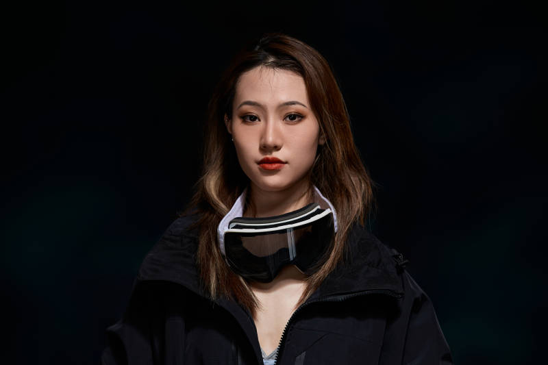 穿戴齐全单板滑雪装备的亚洲美女图片