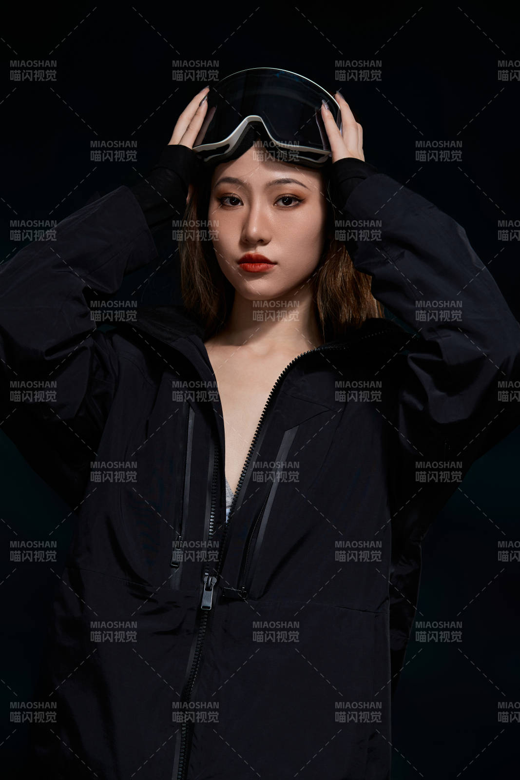 穿戴齐全单板滑雪装备的亚洲美女图片